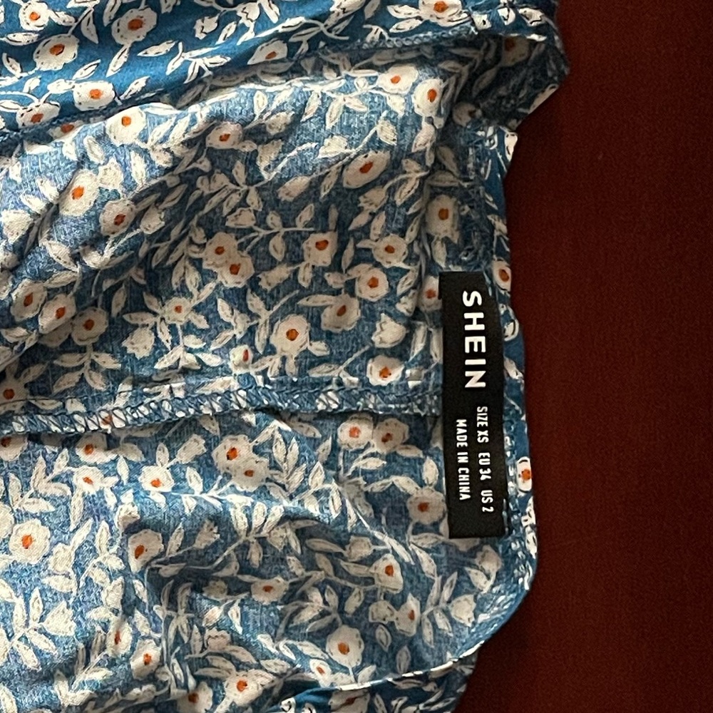 SHEIN blue flower front tie crop top - Picture 4 of 4